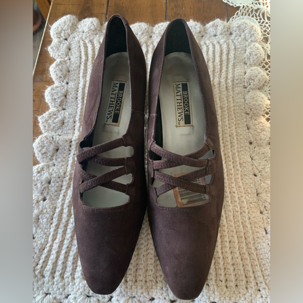 Brown leather heeled shoes